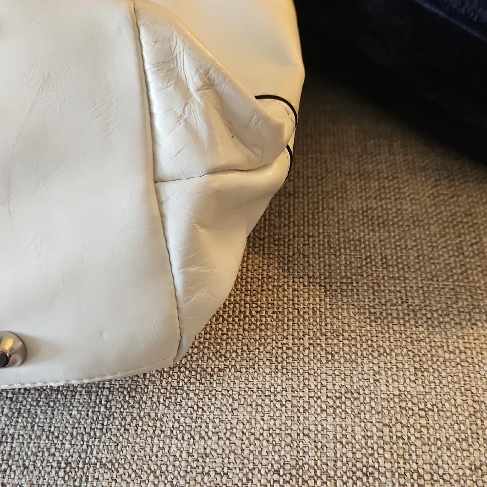 Giani Bernini White Leather Shoulder Tote - Picture 4 of 9